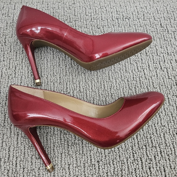 Michael Kors Ashby Flex Pump Size 7M in Cherry - Picture 4 of 9